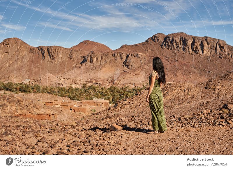 Frau zwischen Wüste und Bergen Berge u. Gebirge Marrakesch Marokko Konstruktion Landen Dame Jugendliche Hügel brünett antik alt Gebäude historisch Wärme Himmel