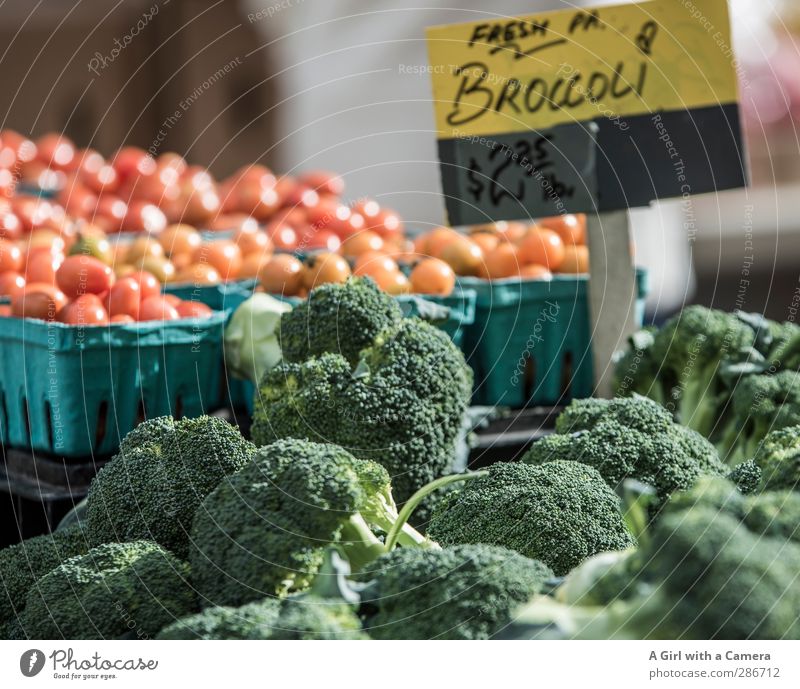 fresh and healthy for sale Lebensmittel Gemüse Brokkoli Tomate Ernährung Bioprodukte Vegetarische Ernährung Diät frisch Gesundheit rund saftig grün rot Markt