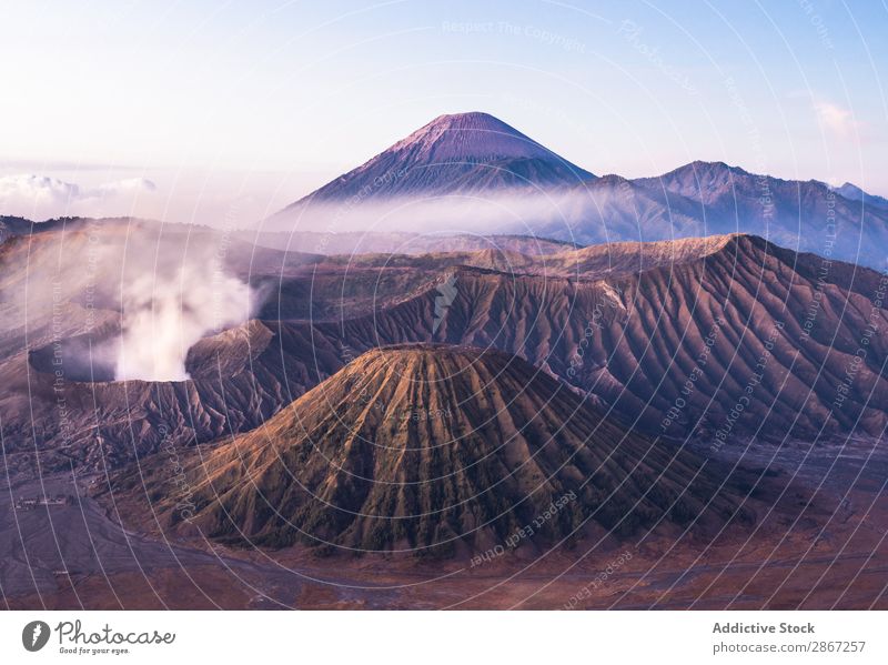 Erstaunlicher Blick auf hohe Berge und blauen Himmel Berge u. Gebirge Vulkan Wolken Mount Bromo Java-Insel Indonesien malerisch Aussicht erstaunlich Höhe