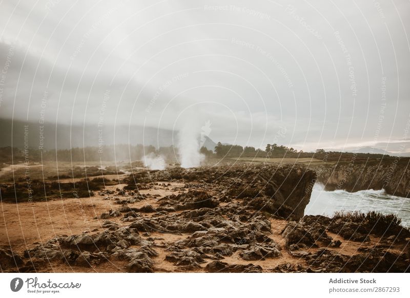 Krater zwischen Land und bewölktem Himmel Vulkankrater Landen Wolken Rauch bufones de pria Asturien Spanien Natur Ferien & Urlaub & Reisen Boden