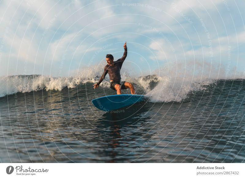 Mann auf dem Surfbrett auf winkendem Wasser Oberfläche Sport Bali Indonesien platschen Surfen Himmel Meer Himmel (Jenseits) Abend Gleichgewicht Rippeln