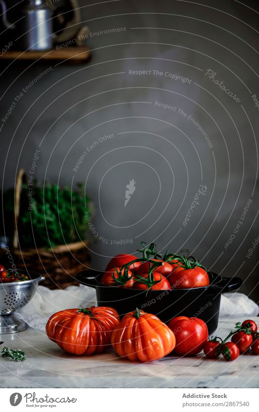 Reife frische Tomaten im Topf auf dem Tisch rot reif Formular groß außergewöhnlich Wand grau Lebensmittel Gemüse Mahlzeit rustikal Gesundheit kochen & garen