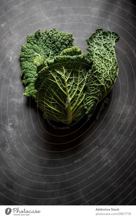 Frau mit frischem Kohl auf dem Tisch Gemüse Lebensmittel Schneidebrett Hand grün groß reif rustikal Vitamin Gesundheit organisch Ernährung Pflanze