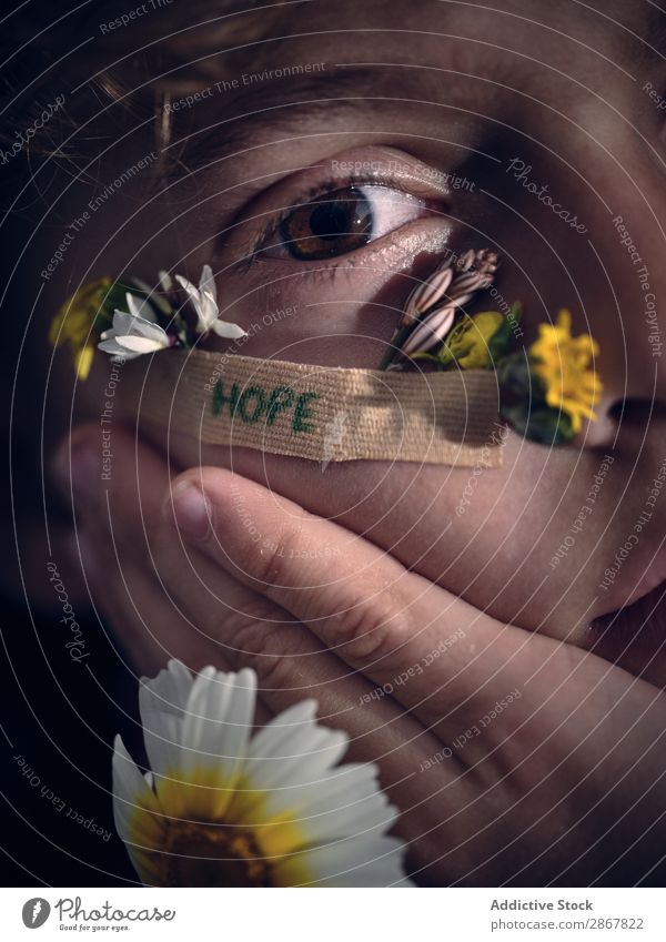 Person mit Hilfsstab mit Hoffnungswort und Blütenblättern im Gesicht Entwurf Blütenblatt Blume Dunkelheit Hilfsband Wort klein frisch Putz Klebstoff Streifen
