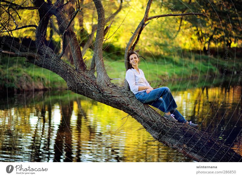 Wundersee Frau Erwachsene 1 Mensch 18-30 Jahre Jugendliche Umwelt Natur Wasser Baum Park See Freude Glück Fröhlichkeit Optimismus Erfolg Kraft Willensstärke