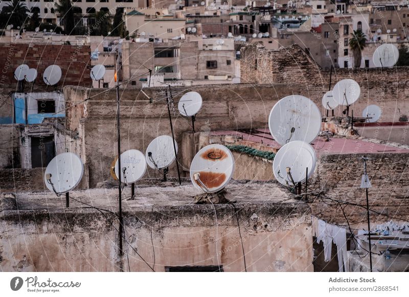 Viele Antennen auf Dächern von Altbauten in der Stadt Dach Gebäude Großstadt alt Marrakesch Marokko Satellit Haus antik viele Mitteilung Fernsehen Fluggerät