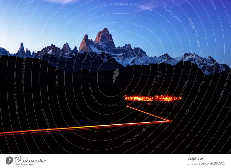 Fitz Roy Berg- und Stadtlandschaft bei Nacht Abenteuer Argentinien blau Chile Wolken wandern Licht Lichterscheinung Berge u. Gebirge Patagonien unverdorben rein