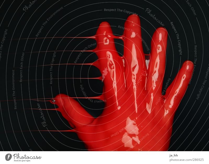 Hand Maniküre Finger Maler Ekel schleimig rosa rot Farbe Schleim Gel Flüssigkeit Überzug eingehüllt Fingerfarbe Reflexion & Spiegelung Ringblitz Fingernagel