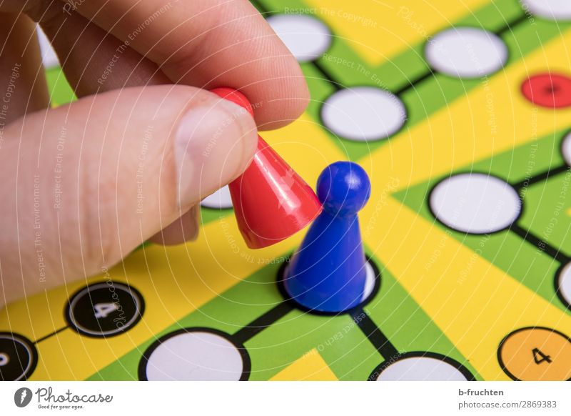 Einer muss raus! Freude Glück Freizeit & Hobby Spielen Brettspiel Erfolg Verlierer Finger Zeichen wählen Bewegung blau mehrfarbig Spielfigur Spieler spielerisch