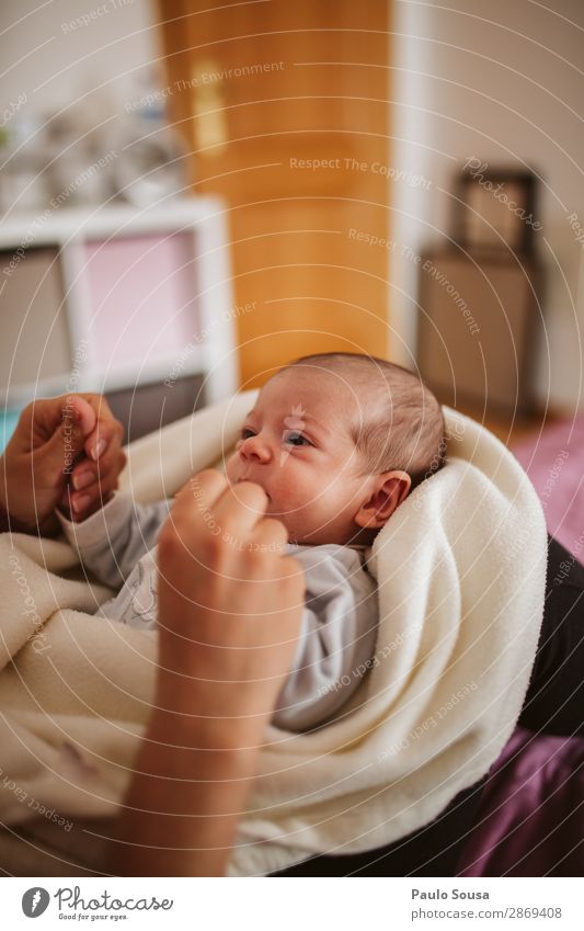 Mutter spielt mit dem Baby Lifestyle Kinderzimmer Mensch Kleinkind Erwachsene Hand 1 0-12 Monate berühren Kommunizieren Liebe liegen Fröhlichkeit Zusammensein