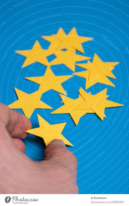 gelbe Sterne sortieren Wirtschaft Werbebranche Gastronomie Business Karriere Erfolg Finger Papier Dekoration & Verzierung Zeichen wählen Bewegung festhalten