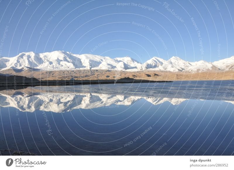 Karakul Lake Umwelt Natur Landschaft Urelemente Wasser Klima Schönes Wetter Eis Frost Felsen Berge u. Gebirge Gipfel Schneebedeckte Gipfel Gletscher Seeufer
