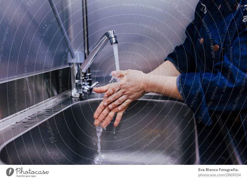 Frau beim Händewaschen in der Bäckerei. Indoor Körperpflege Bad Business feminin Erwachsene Hand Finger 1 Mensch 45-60 Jahre nass Sauberkeit Schutz Reinheit