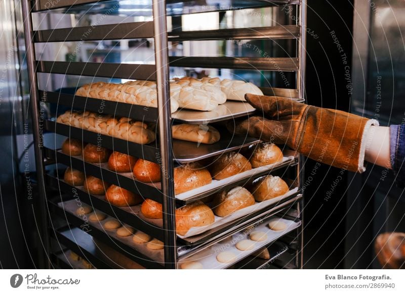 Frau mit Brötchenregal in einer Bäckerei Brot Glück Küche Restaurant Schule Arbeit & Erwerbstätigkeit Beruf Fotokamera feminin Erwachsene Hand 1 Mensch