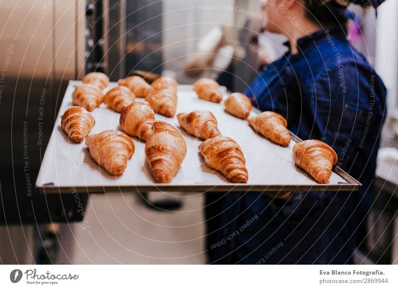 Frau hält ein Regal mit Croissants in einer Bäckerei. Brot Glück Küche Restaurant Schule Arbeit & Erwerbstätigkeit Beruf Fotokamera feminin Erwachsene 1 Mensch
