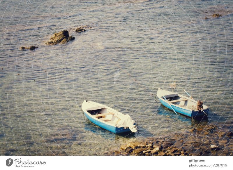 doppelpack Umwelt Natur Urelemente Wasser Sommer Küste Meer Sport Ruderboot Wasserfahrzeug Motor blau Stein steinig ankern 2 Doppelgänger paarweise ähnlich