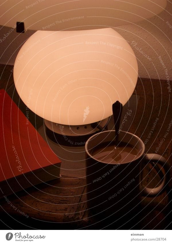 Stilleben mit Kaffee Tasse Tisch Lampe Physik gemütlich Häusliches Leben Wärme