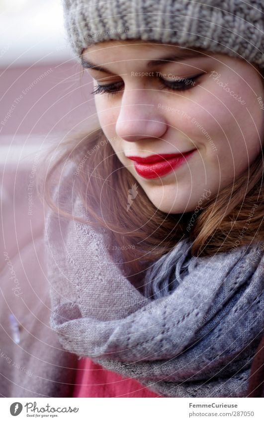 RedLips. Lifestyle elegant Stil schön feminin Junge Frau Jugendliche Erwachsene Mund Lippen 18-30 Jahre Lippenstift Wollmütze Schal grau brünett Freude erinnern