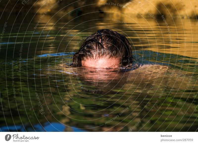 abtauchen Mann Mensch Junger Mann untertauchen Wasser See Fluss Schwimmen & Baden Im Wasser treiben nass Sommer Freude verstecken Scham blamabel tag Natur