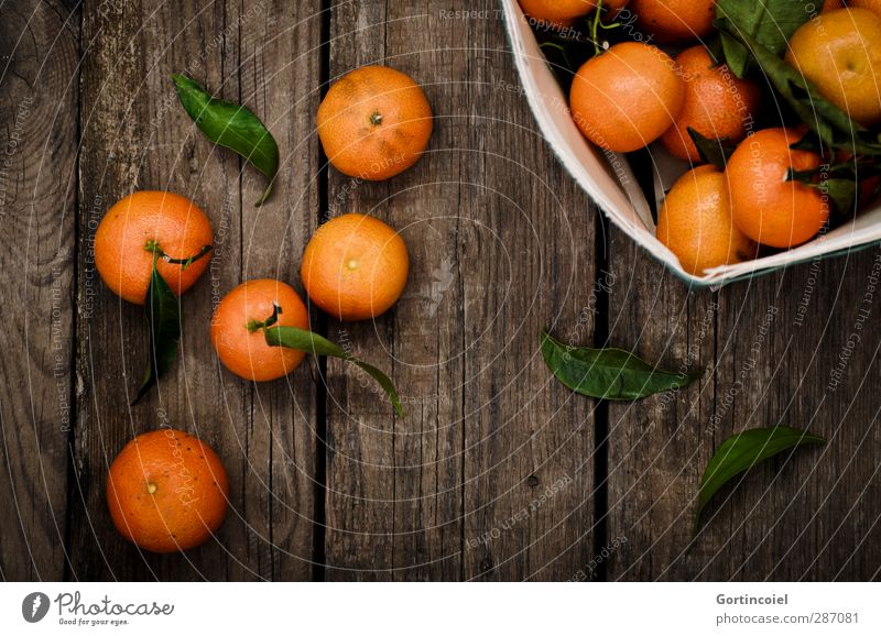 Satsuma Lebensmittel Frucht Ernährung Vegetarische Ernährung Diät Slowfood frisch lecker sauer süß orange Mandarine fruchtig Holztisch Foodfotografie