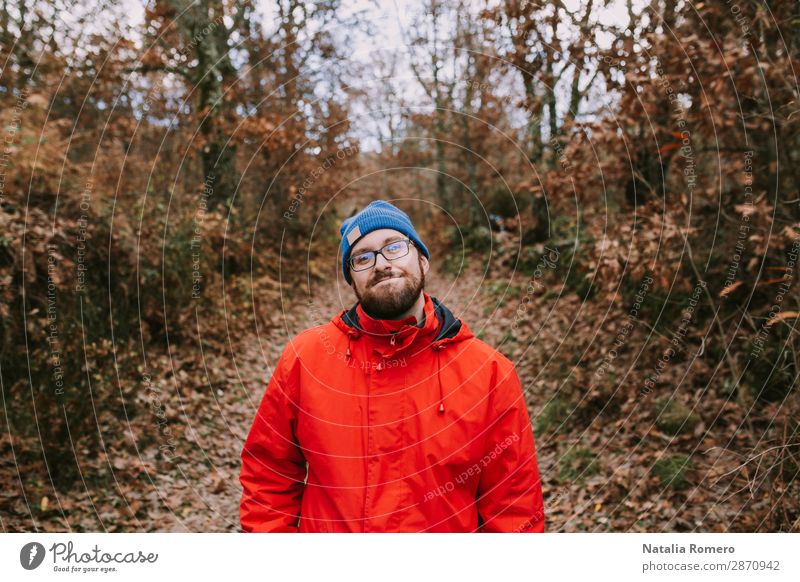 junger Mann genießt die Natur inmitten eines Herbstwaldes Lifestyle Stil Glück schön Körper Erholung Freizeit & Hobby Ausflug Abenteuer wandern Junge Erwachsene