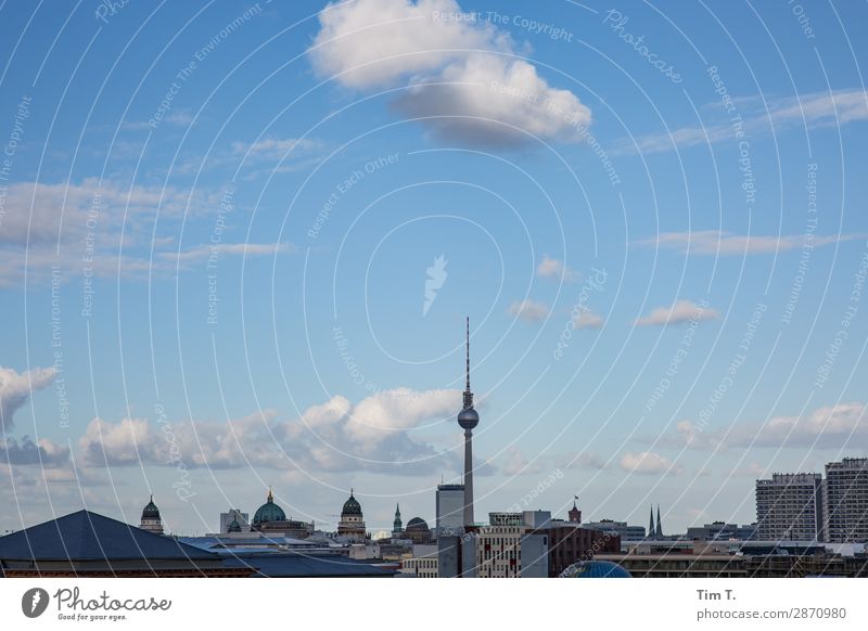 Wolken über Berlin Stadt Hauptstadt Stadtzentrum Skyline Menschenleer Haus Fenster Dach Sehenswürdigkeit Wahrzeichen Fernsehturm Handel Wachstum
