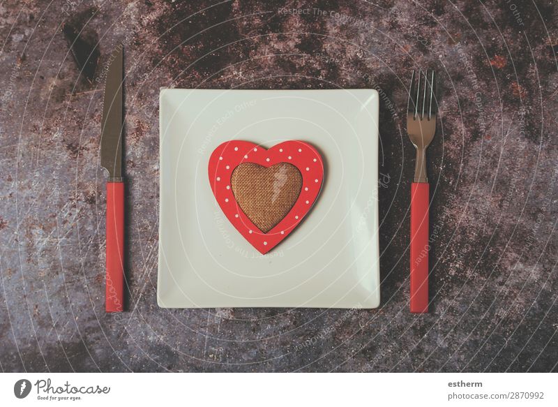 rotes Herz auf weißem Teller neben Besteck Ernährung Mittagessen Abendessen Gabel Lifestyle Dekoration & Verzierung Restaurant Feste & Feiern Paar Diät Liebe
