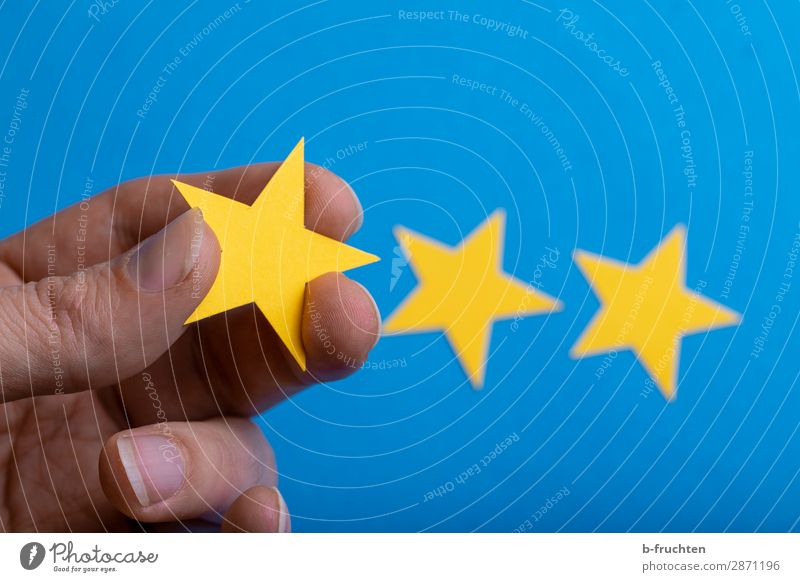 Meine Bewertung Wirtschaft Werbebranche Business Karriere Erfolg Hand Finger Papier Zeichen wählen Bewegung festhalten Kommunizieren blau gelb Stern (Symbol)