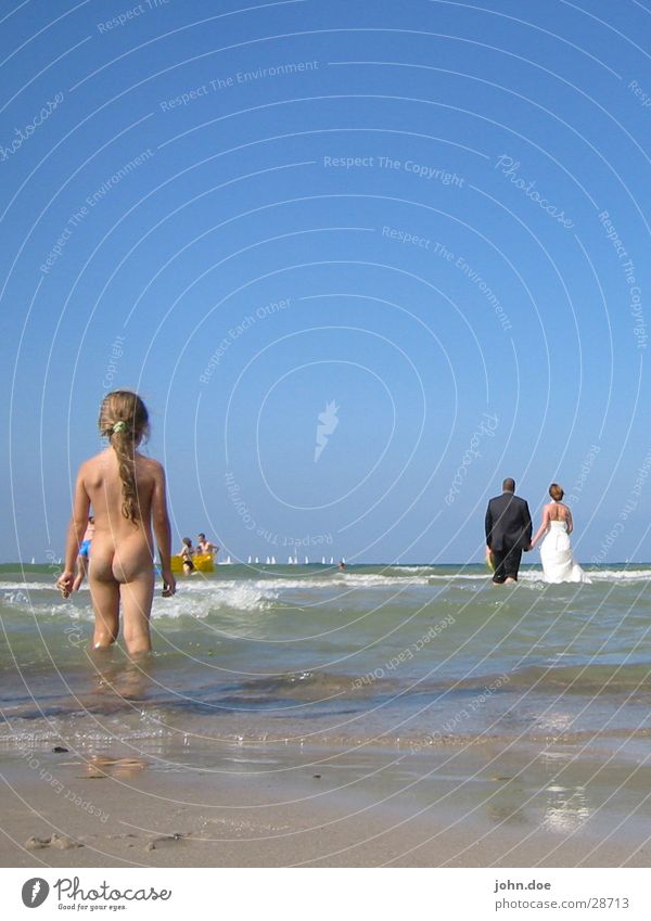 Strandhochzeit Meer Hochzeit seltsam Momentaufnahme Mädchen Ehepaar Mensch Sonne Wasser Liebespaar