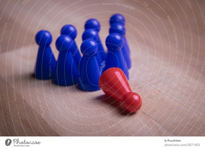 umgefallen Wirtschaft Business Karriere Erfolg Sitzung Team Menschengruppe Spielzeug Zeichen wählen beobachten warten Zusammensein blau rot gleich Teamwork