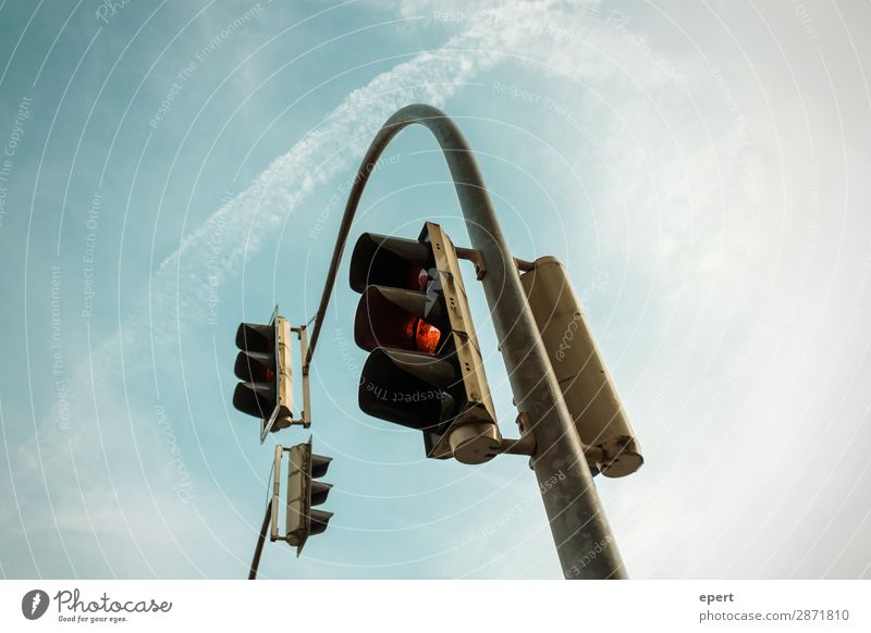 Parabel Ampel Verkehrszeichen Himmel gebogen Straßenverkehr Perspektive