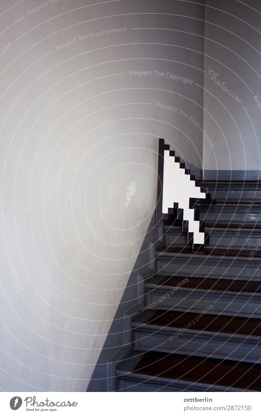 Mauspfeil auf der Treppe Treppenabsatz Abstieg abwärts aufsteigen aufwärts Computer Haus Computermaus Menschenleer Miete Stadthaus Pfeil Niveau Textfreiraum