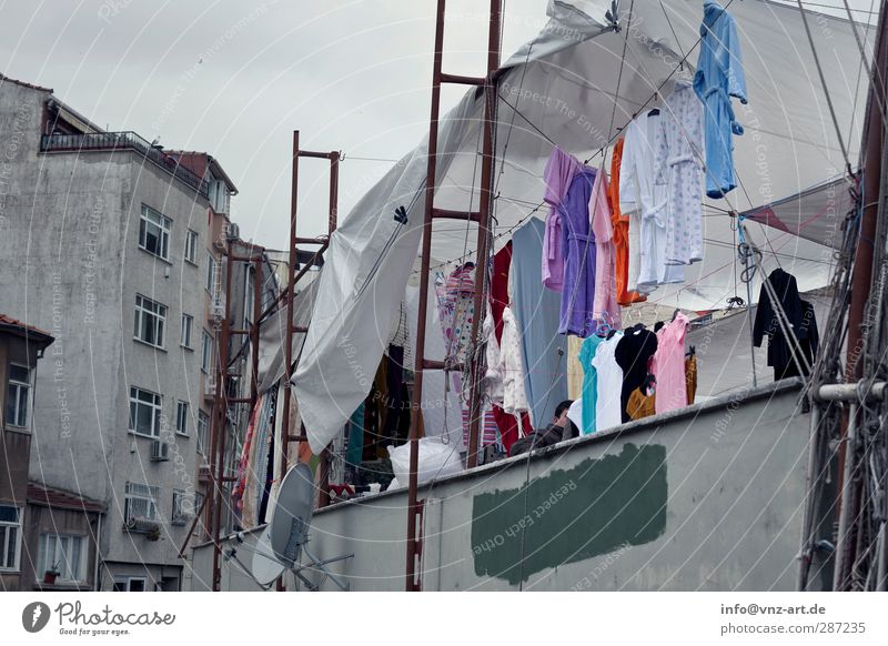 Basar Stadt Stadtzentrum Fußgängerzone Marktplatz Mauer Wand Fassade Bekleidung T-Shirt Bademantel Armut viele grau Istanbul Farbfoto Gedeckte Farben