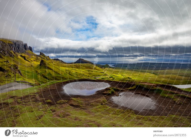 Quiraing, Schottland Ferien & Urlaub & Reisen Tourismus Berge u. Gebirge wandern Natur Landschaft Wolken Sommer Herbst Klima Klimawandel Wetter Gras Moos Küste