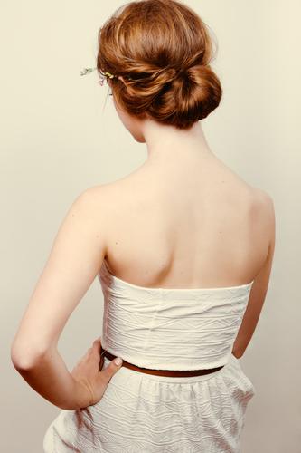 Rückansicht einer jungen rothaarigen Frau in einem weißen Kleid mit einem Dutt rollen Haut Hochzeit Mensch feminin Erwachsene Blume Roséwein Mode blond Ornament