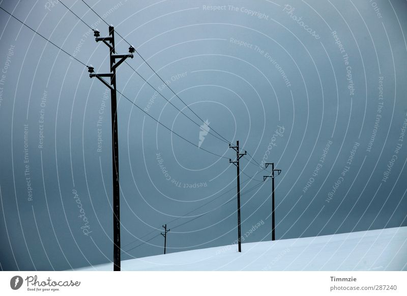 Strommasten im Winter Telekommunikation Landschaft Wolken Gewitterwolken schlechtes Wetter Schnee Hügel Gedeckte Farben Außenaufnahme abstrakt