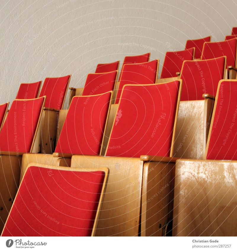 Freie Platzwahl Freizeit & Hobby bevölkert überbevölkert Menschenleer Gebäude Architektur rot Sitzgelegenheit Sitzreihe Tribüne Foyer Holz Theater Kino Kinosaal