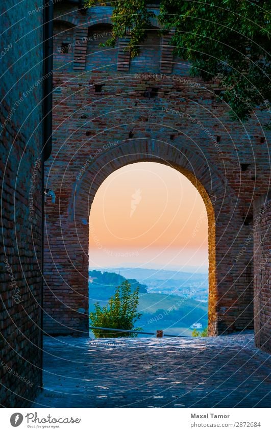 Sonnenuntergang durch einen Bogen Tourismus Landschaft Burg oder Schloss Gebäude Denkmal Stein alt historisch Europa Gradara Italien Marche antik Baustein