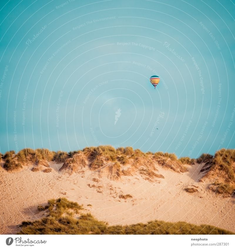 In 80 Tagen um die Welt Sand Himmel Küste blau gelb gold Strand Düne Ballone Luftverkehr schweben Quadrat Wind Reisefotografie Farbfoto Außenaufnahme