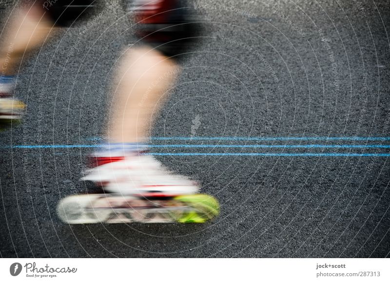 Inlineskaten mit Linien auf der Straße Freizeit & Hobby Inline Skating Sport Sportveranstaltung Rollschuhfahren Beine Verkehrsmittel Geschwindigkeit Mobilität