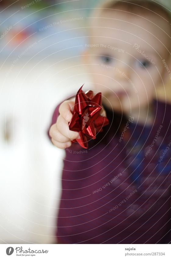 happy birthday photocase | für euch Mensch maskulin Kind Kleinkind 1 festhalten geben schenken Geschenk Geschenkband hinhalten zeigen offerieren Farbfoto