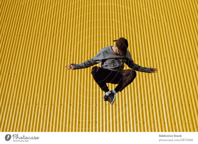 Mann springt an der gelben Wand vorbei Straße springen Gebäude Stunt Stil lässig trendy Fitness Aktion Großstadt Lifestyle Freizeit & Hobby üben Stadt