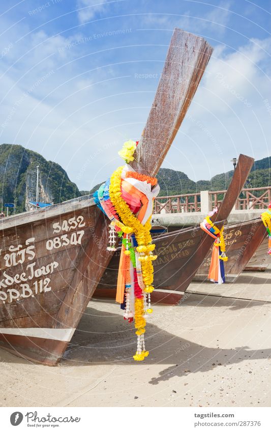 Thailand - Ko Phi Phi Don - Krabi Wasserfahrzeug Langboot Schmuck geschmückt Tradition Religion & Glaube Asien Blume Phi Phi island Andamanensee