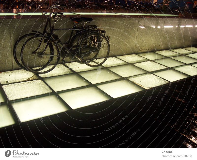 Räder II Fahrrad Lampe Amsterdam Niederlande Nacht dunkel Verkehr Bodenbelag Regen