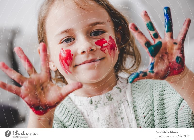Mädchen mit schmutzigen Händen färbt Gesicht Hand dreckig Färbung malen lustig Kind Dekoration & Verzierung mehrfarbig hell Frau Kindheit Vorbereitung Handwerk