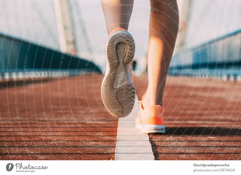 Gerte Frau, die auf der Brücke läuft. ausarbeitend Feldfrüchte Anschnitt Beine Turnschuh Gesunder Lebensstil Lifestyle sportlich Fitness Gesundheit Joggen