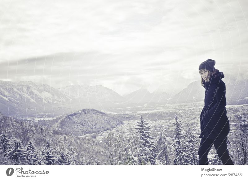 IN DIE WILDNIS!! Frau Erwachsene 1 Mensch Natur Landschaft Winter Wald Alpen Berge u. Gebirge Salzburg kapuzinerberg Mantel Mütze ästhetisch hell blau schwarz
