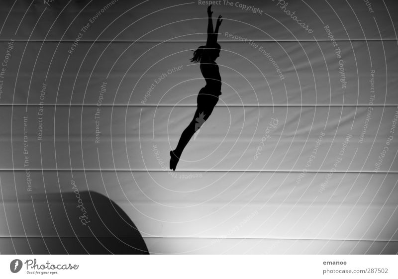 Übersprungshandlung Lifestyle Stil Freude Freizeit & Hobby Sport Fitness Sport-Training Sportler Mensch feminin Frau Erwachsene Körper 1 Bewegung fliegen
