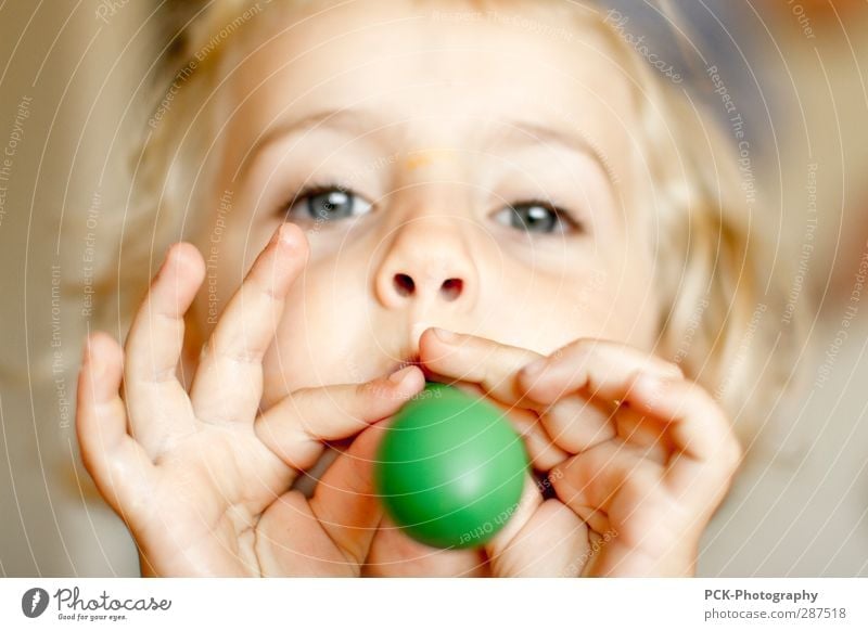 Luftballon Mensch feminin Kind Kleinkind Mädchen Kopf Haare & Frisuren Gesicht Auge Ohr Nase Mund 3-8 Jahre Kindheit Spielen blond Neugier grün Hand Ballone