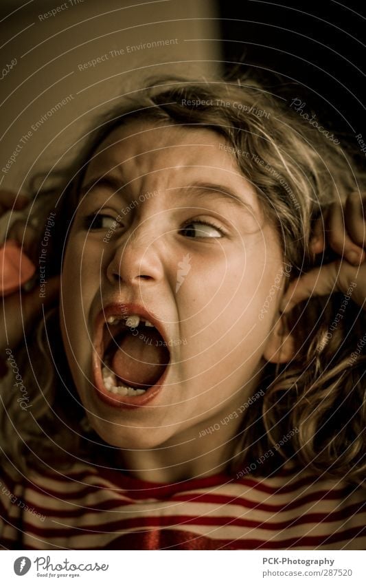 Hör auf feminin Kind Kleinkind Mädchen Schwester Kindheit atmen hören schreien Konflikt & Streit bedrohlich verrückt Wut Gefühle träumen Angst Entsetzen